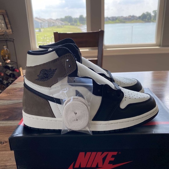 Jordan 1 Dark Mocha. size 10.5 main image 2